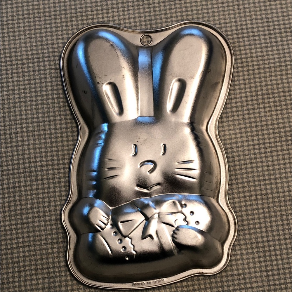 Vintage Easter Bunny Cake Pan Heavy Gauge Aluminum
10 1/2”x6 3/4”x1 1/2” #1284